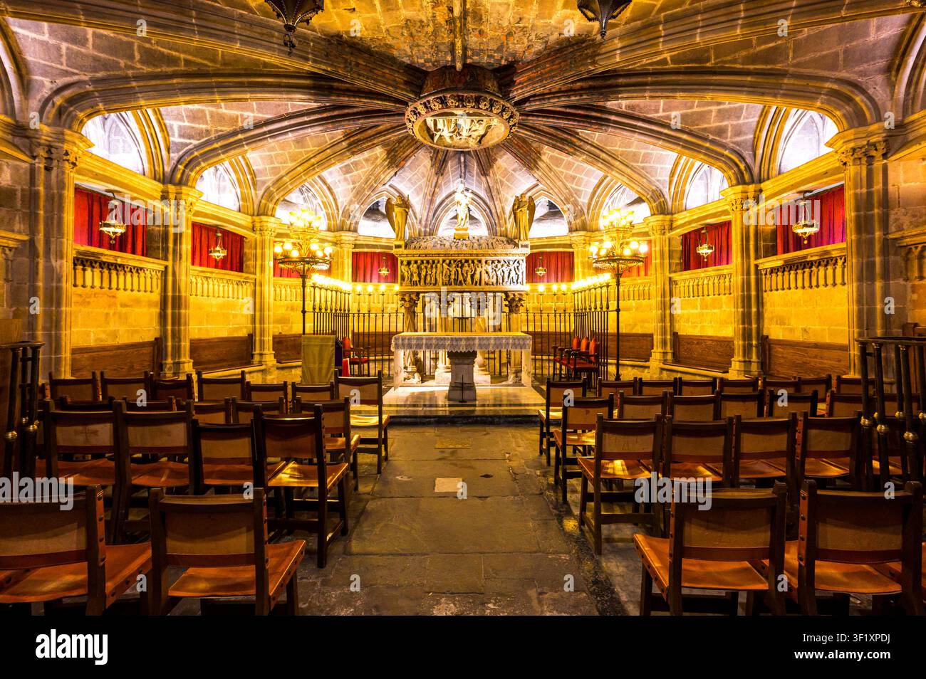 Cripta di Santa Eulalia all'interno della Cattedrale di Barcellona in Spagna Foto Stock