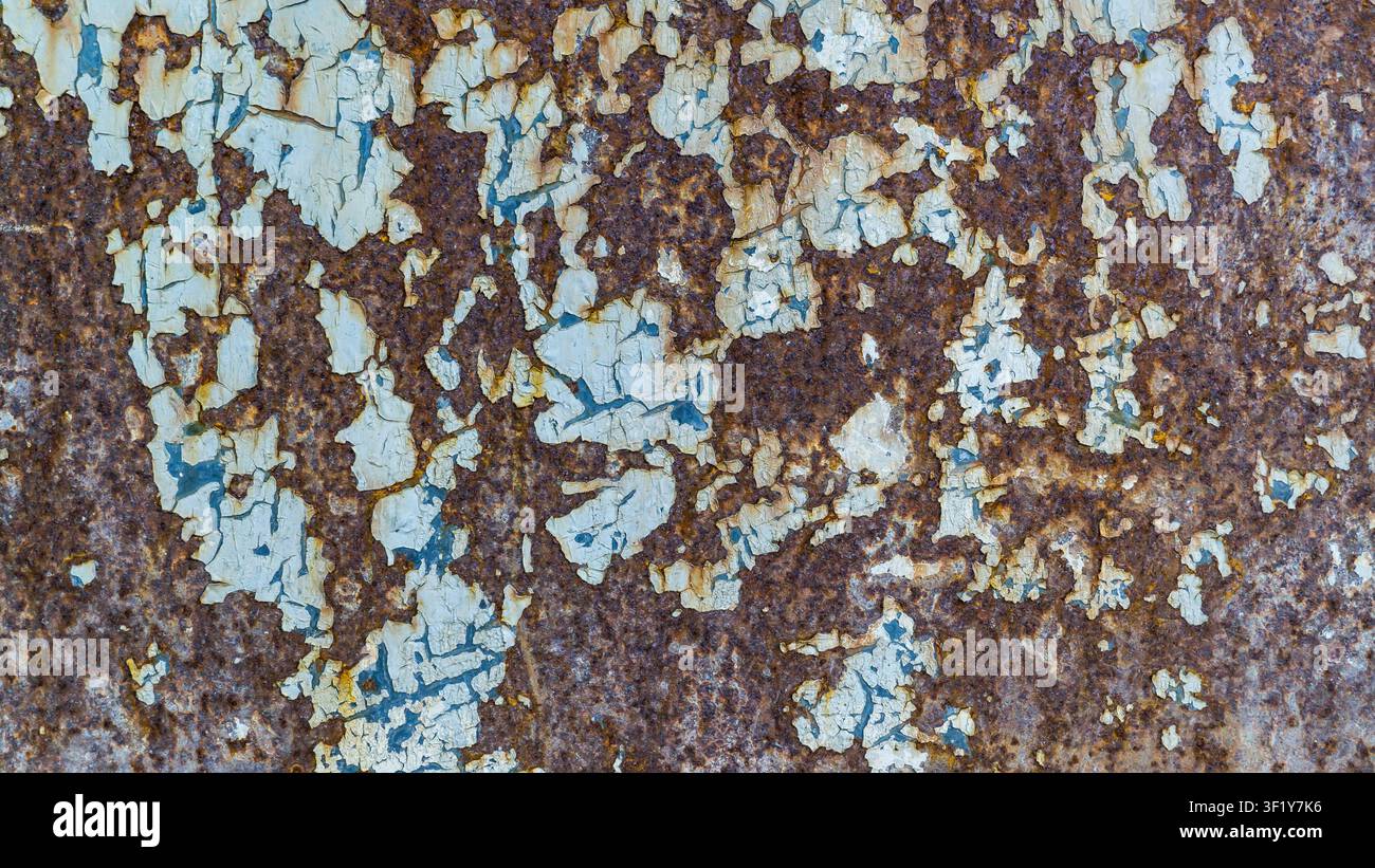 Prima vista di una superficie metallica corrotta con vecchia vernice crepata Foto Stock