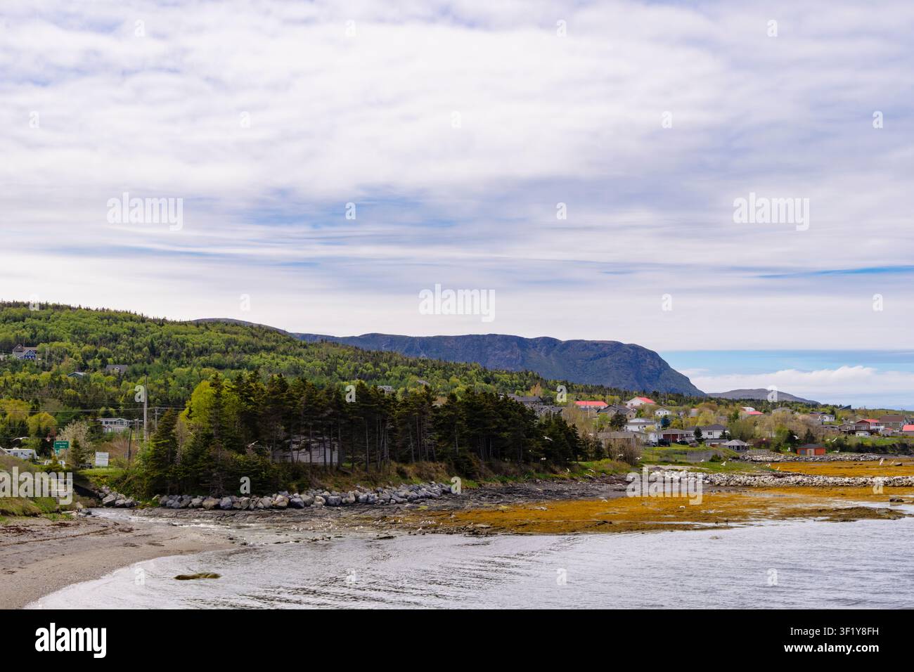 Una città costiera e una spiaggia nel Parco Nazionale di Gros Morne, un sito del Patrimonio Mondiale, Rocky Harbour, Terranova, Canada Foto Stock