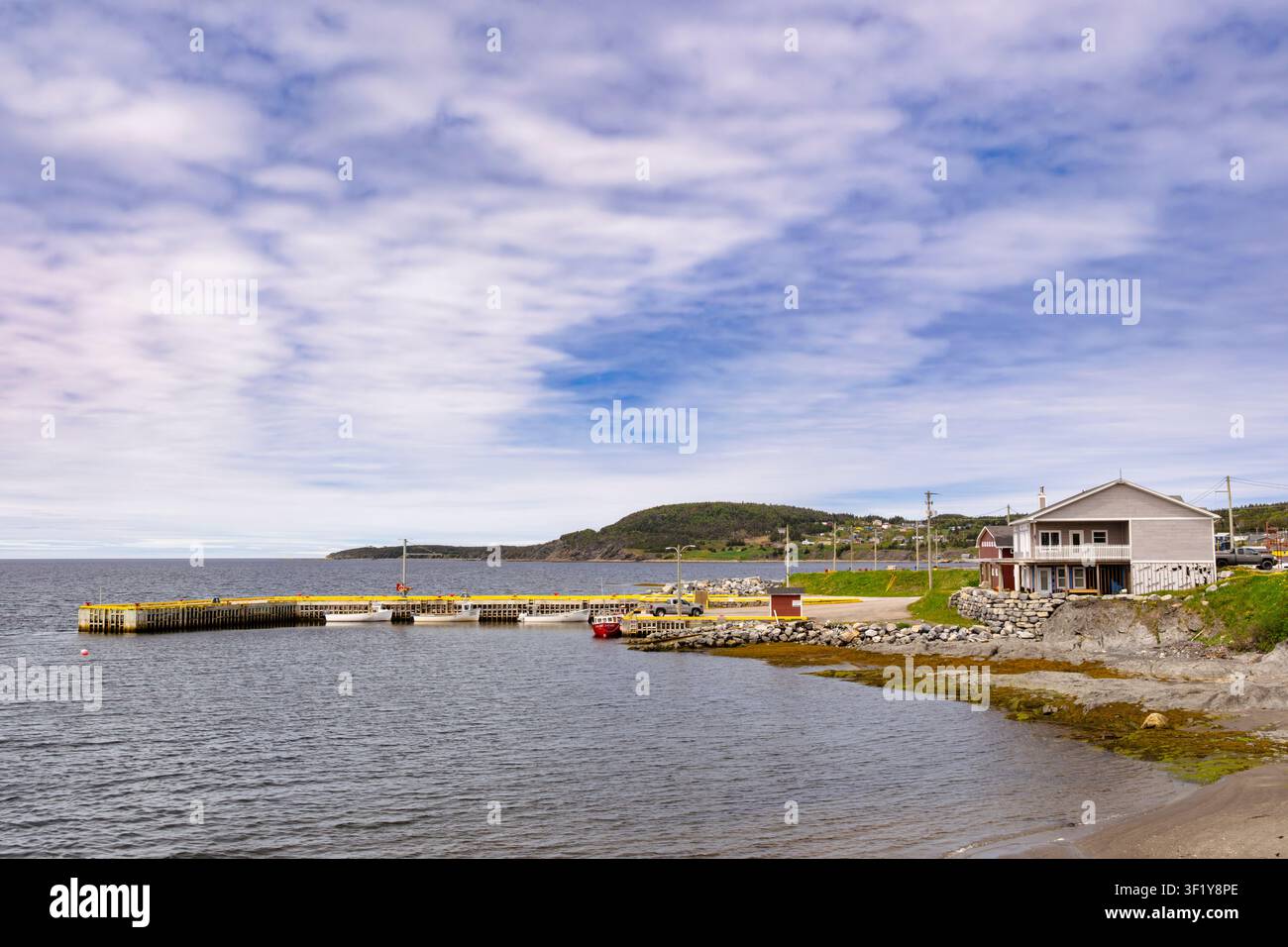 Barche presso il molo nella città costiera e nel porto del Parco Nazionale di Gros Morne, Rocky Harbour, Terranova, Canada Foto Stock