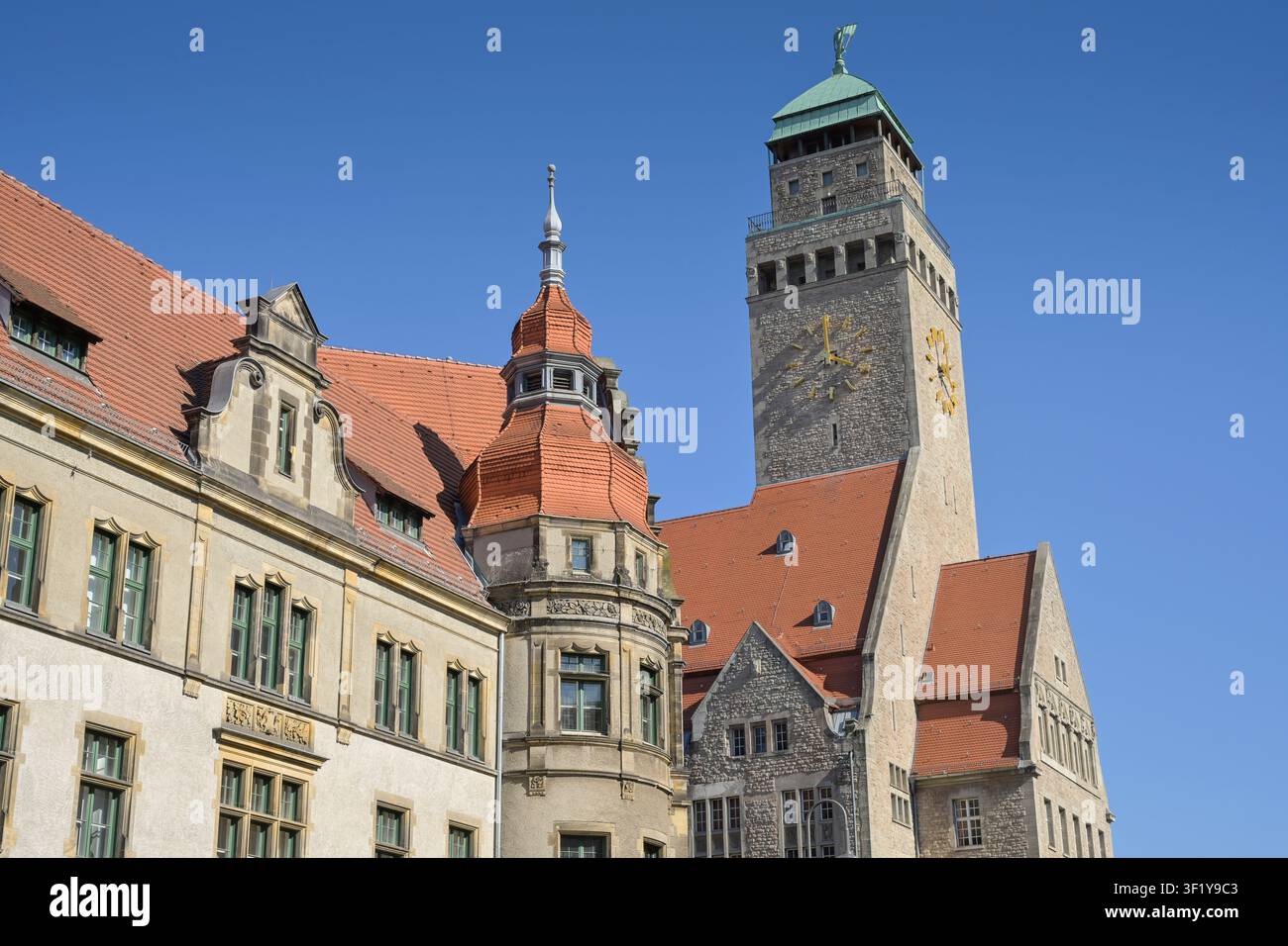 Tribunale distrettuale (a sinistra), Municipio di Neukölln (a destra), Karl-Marx-Straße, Neukölln, Berlino, Germania Foto Stock