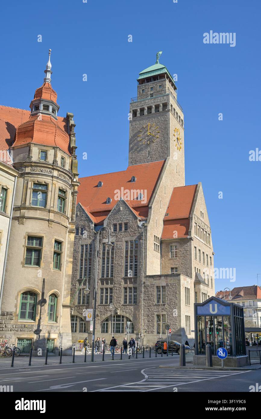Tribunale distrettuale (a sinistra), Municipio di Neukölln (a destra), Karl-Marx-Straße, Neukölln, Berlino, Germania Foto Stock