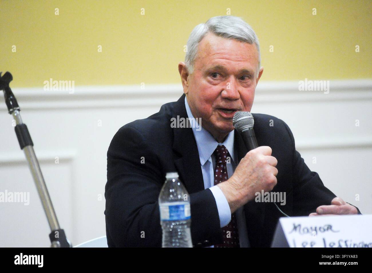 Lee Leffingwell durante un forum di candidati, Austin, Texas, 16 aprile 2012. (Foto di John Anderson/The Austin Chronicle) Foto Stock