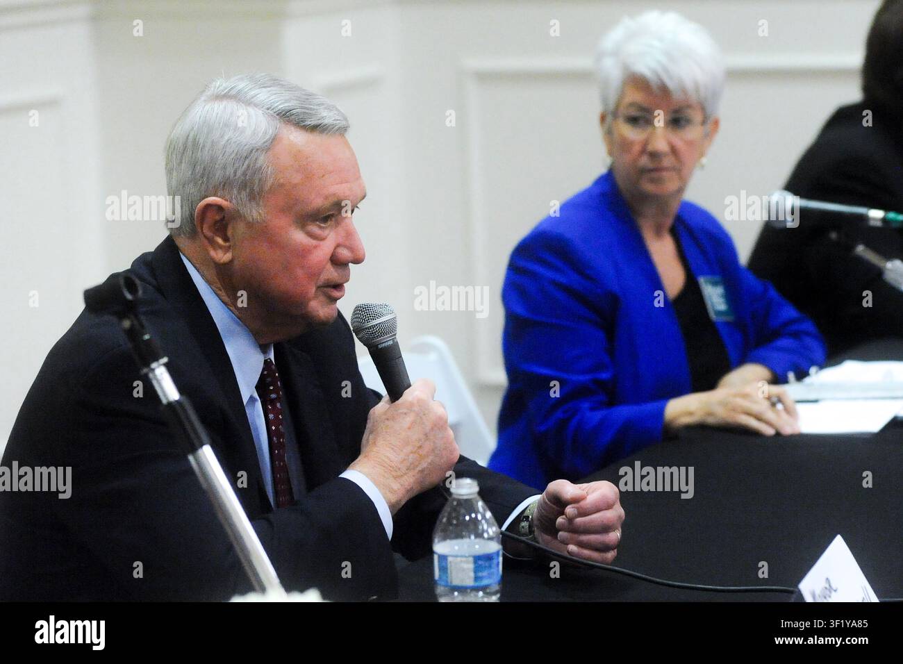 Lee Leffingwell (a sinistra) & Brigid Shea durante un forum di candidati, Austin, Texas, 16 aprile 2012. (Foto di John Anderson/The Austin Chronicle) Foto Stock