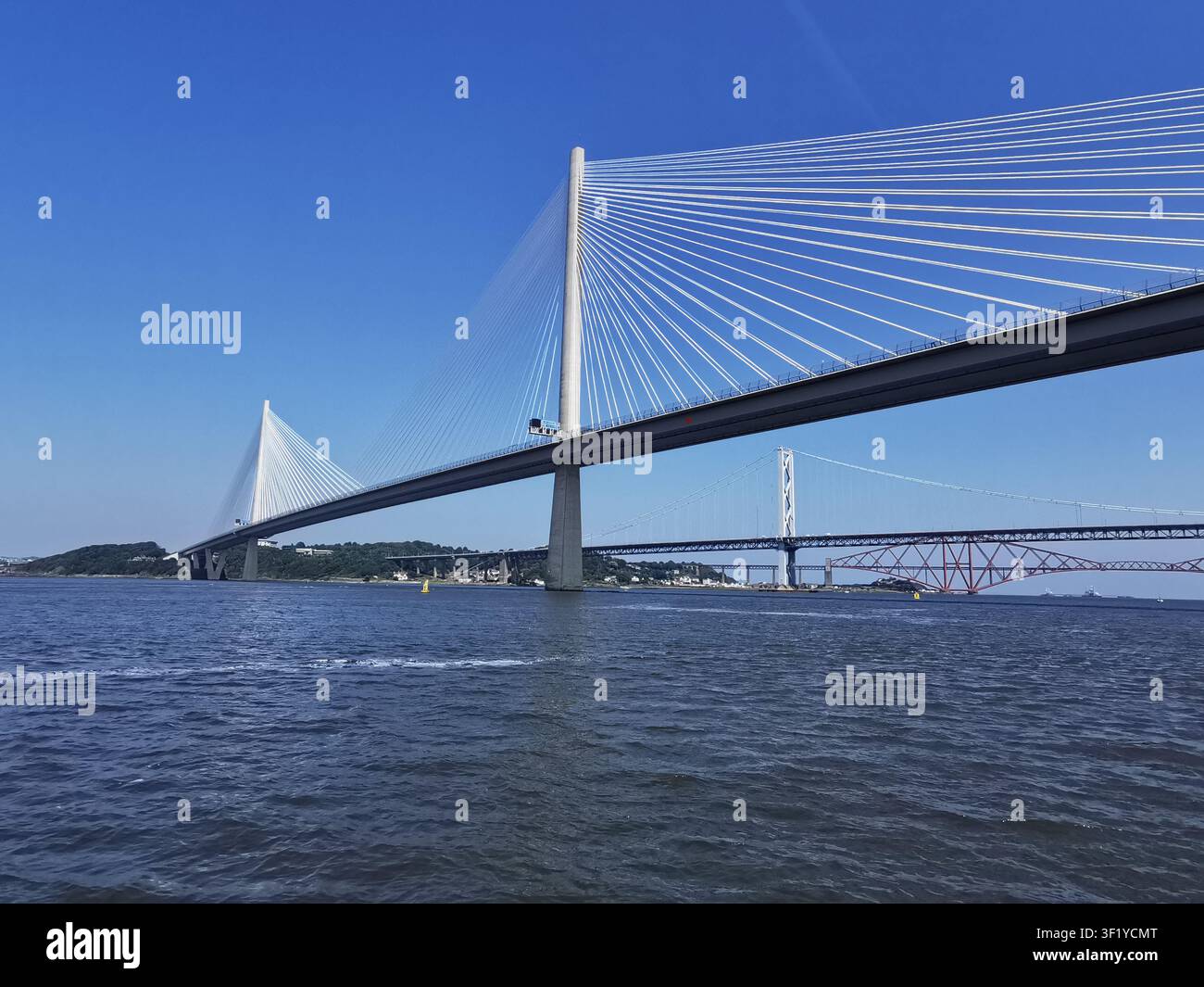 Vista estiva soleggiata del ponte stradale Queensferry Crossing che si estende sul Firth of Forth, catturata da una barca sull'acqua in Scozia. Foto Stock