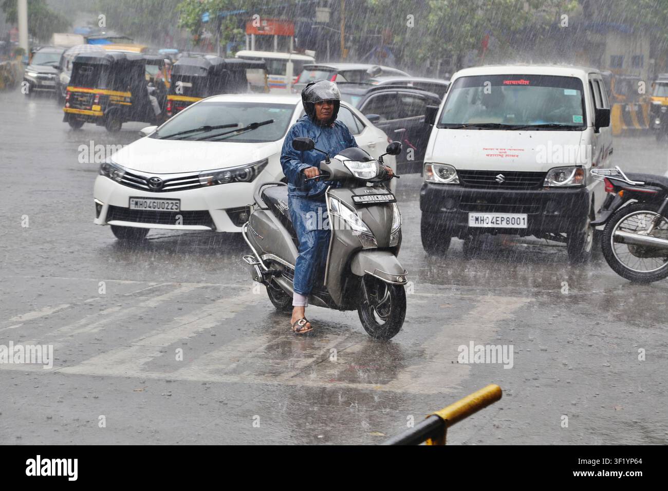 Mumbai-India-18 luglio 2026: Mumbai-India-15 luglio 2026: Dopo una pausa di quattro giorni, le forti piogge sono riprese nella città di Thane, Maharashtra, India Foto Stock