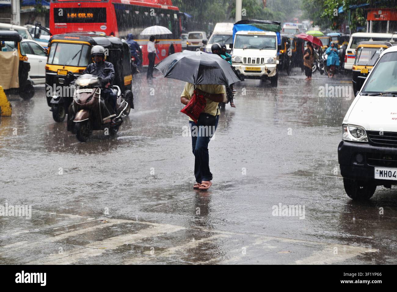 Mumbai-India-18 luglio 2026: Mumbai-India-15 luglio 2026: Dopo una pausa di quattro giorni, le forti piogge sono riprese nella città di Thane, Maharashtra, India Foto Stock