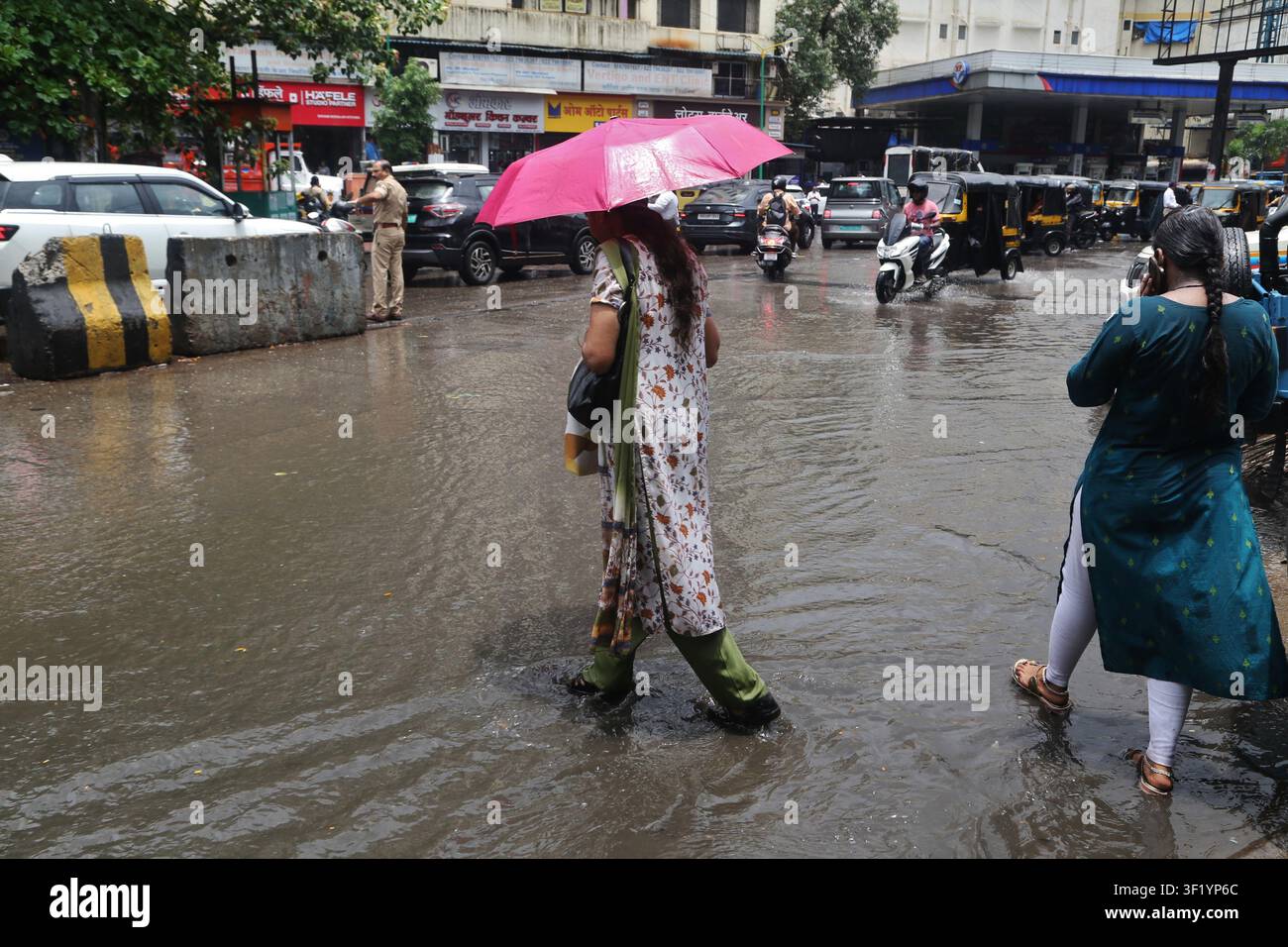 Mumbai-India-18 luglio 2026: Mumbai-India-15 luglio 2026: Dopo una pausa di quattro giorni, le forti piogge sono riprese nella città di Thane, Maharashtra, India Foto Stock