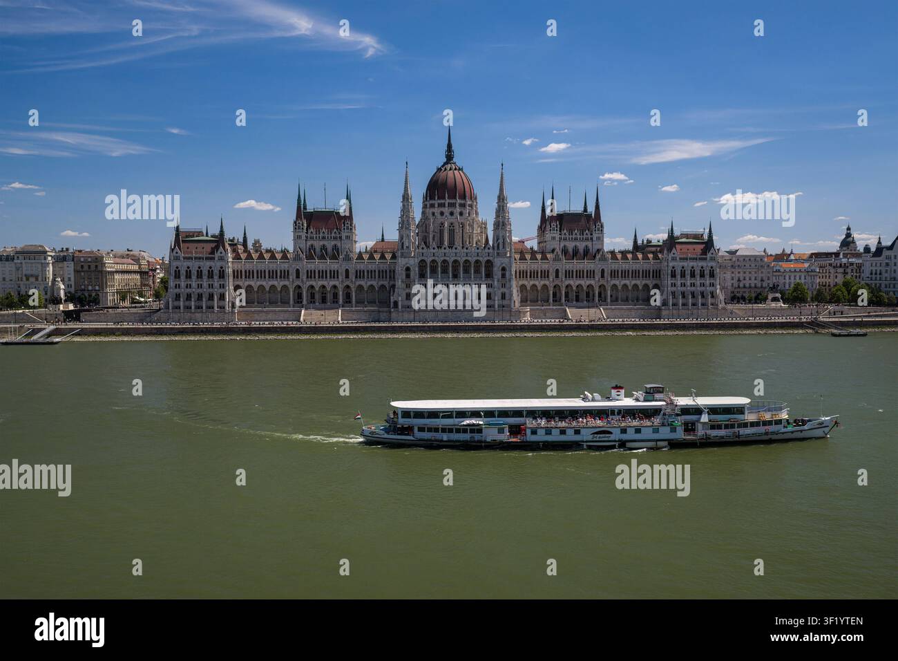 Piroscafo storico che naviga sul Danubio davanti all'iconico edificio del Parlamento ungherese a Budapest. Foto Stock
