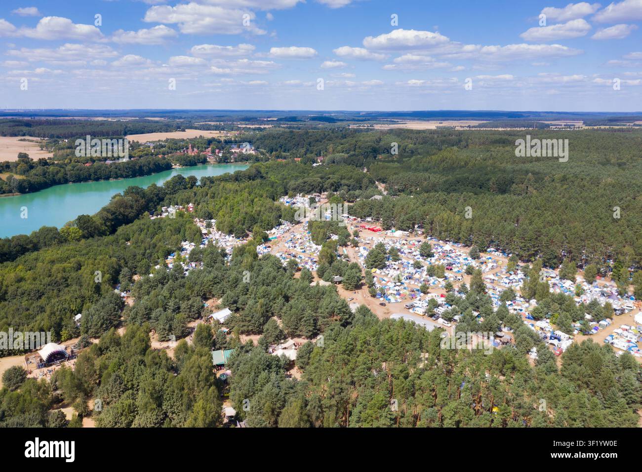Campeggio nella foresta vicino al lago turchese, Polonia, Europa Foto Stock