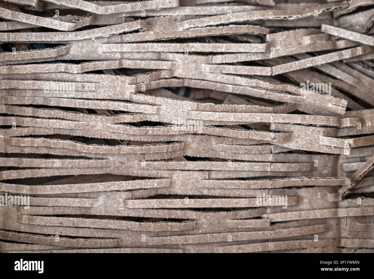 Cartone riciclato triturato per essere utilizzato come copertura per imballaggi, texture di sfondo astratta Foto Stock