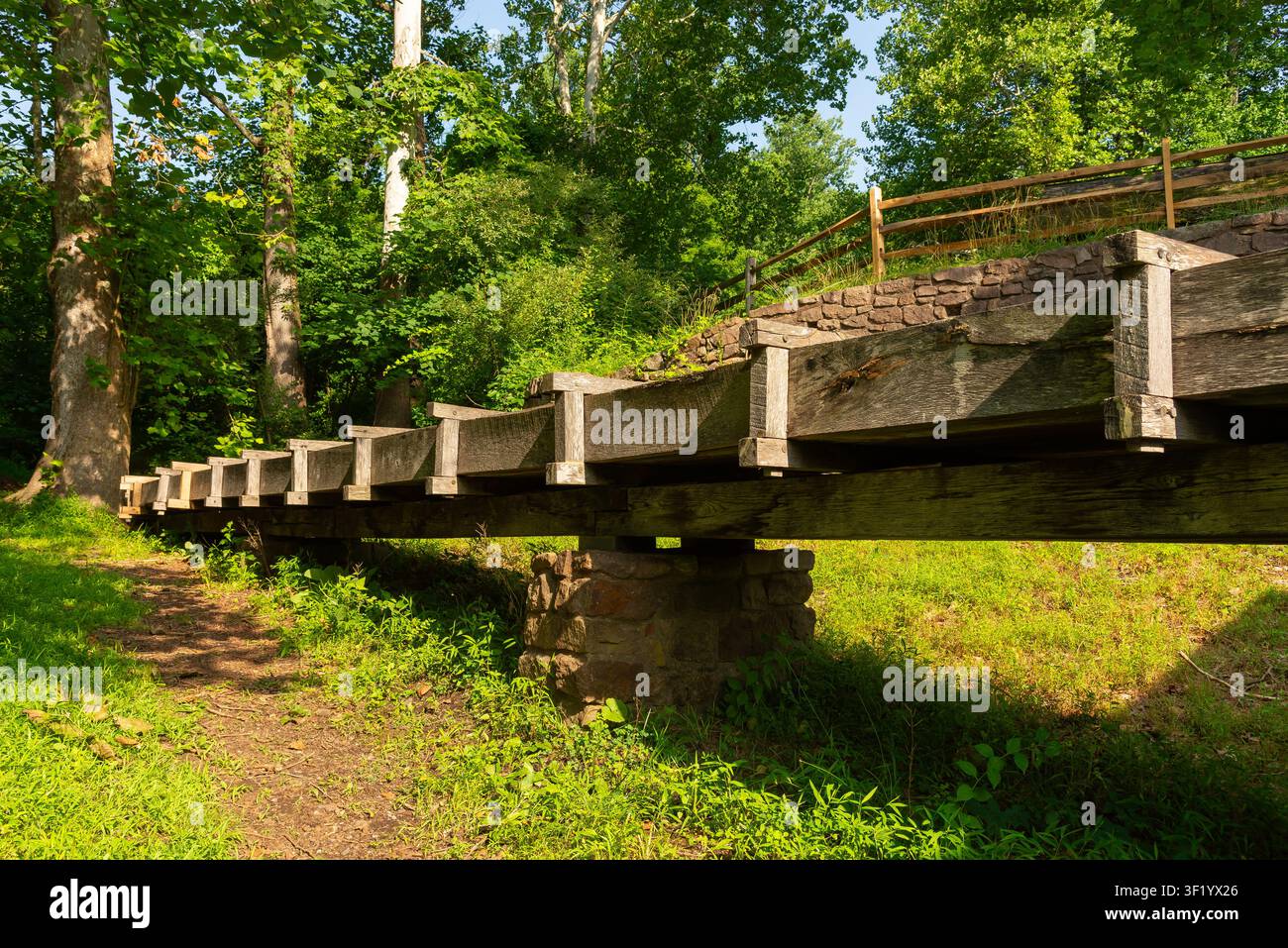 Flume che conduce l'acqua dal French Creek alla ruota idraulica del sito storico nazionale di Hopewell Furnace a Elverson, Pennsylvania, USA. Foto Stock