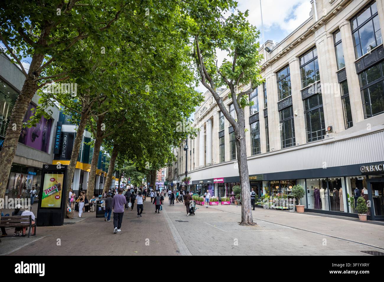 Acquisti nella zona pedonale di North End a Croydon, South London, Regno Unito Foto Stock