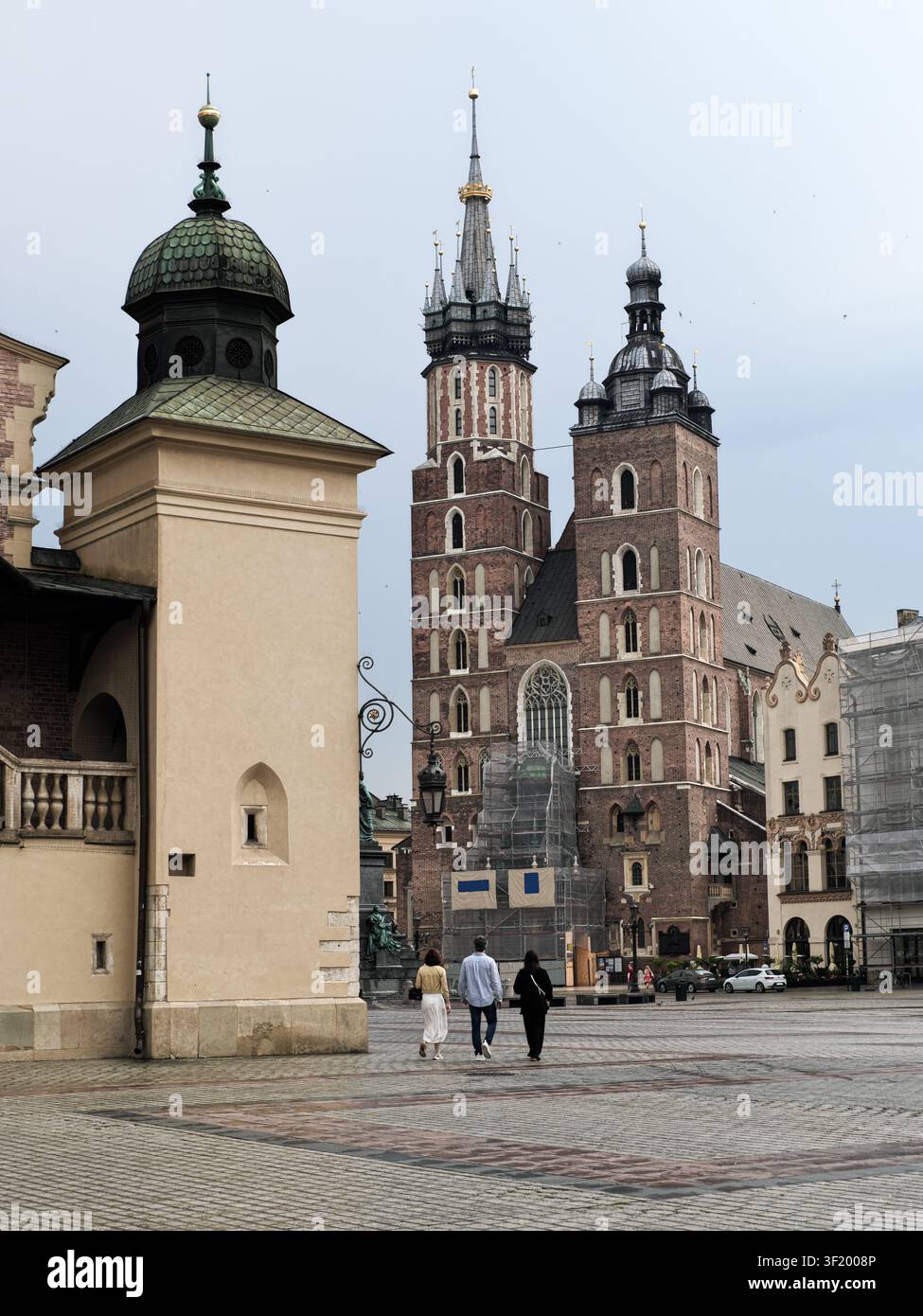 Chiesa di Santa Maria a Cracovia e torre della Borsa dei Tessuti, Cracovia, Polonia Foto Stock
