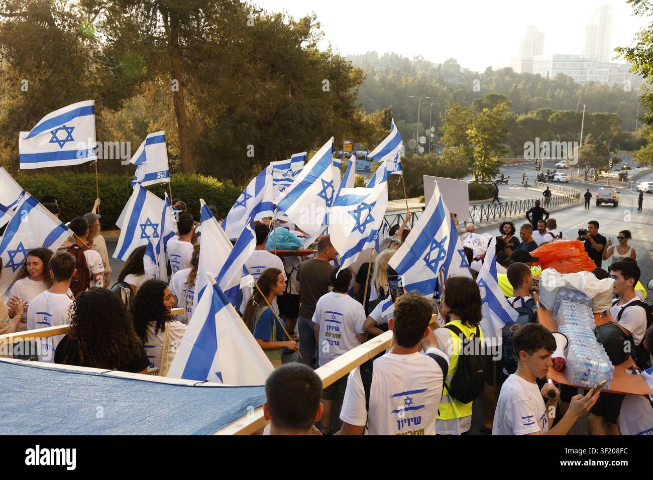 GERUSALEMME – 15 LUGLIO 2026: Centinaia di adolescenti e giovani adulti sfilano da Piazza Parigi alla Knesset durante una protesta che richiede uguali obblighi di servizio militare per tutti i cittadini israeliani, inclusa la comunità ultraortodossa, a Gerusalemme il 15 luglio 2026. Organizzata dalla Hanaton Mechina in Galilea, la dimostrazione è stata tenuta in risposta a una proposta di legge che espande le esenzioni dal servizio militare e sospende l'arresto dei renitenti. I partecipanti, tra cui studenti dell'accademia pre-militare, candidati al servizio militare e membri dei movimenti giovanili, portavano una barella simbolica davanti Foto Stock