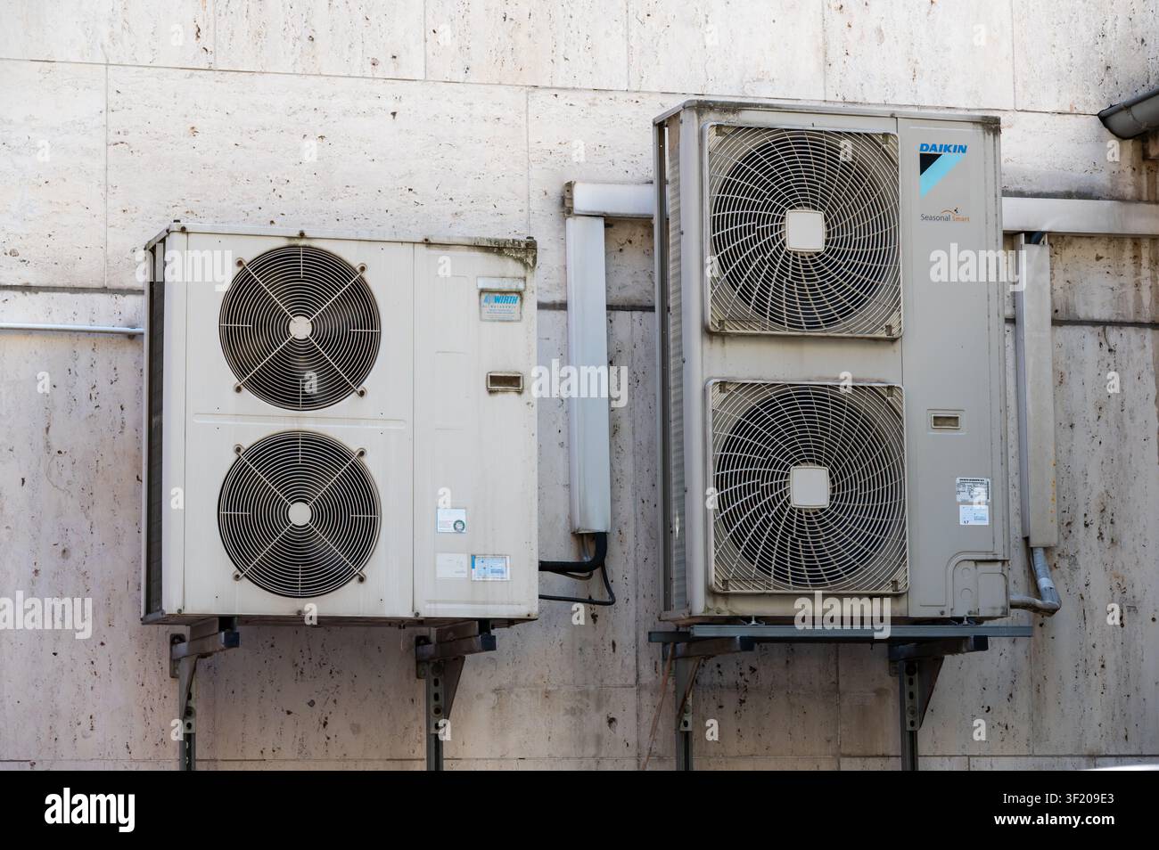 Magdeburgo, Germania - 11 luglio 2026: Due unità di climatizzazione sono installate su un muro di cemento. Foto Stock