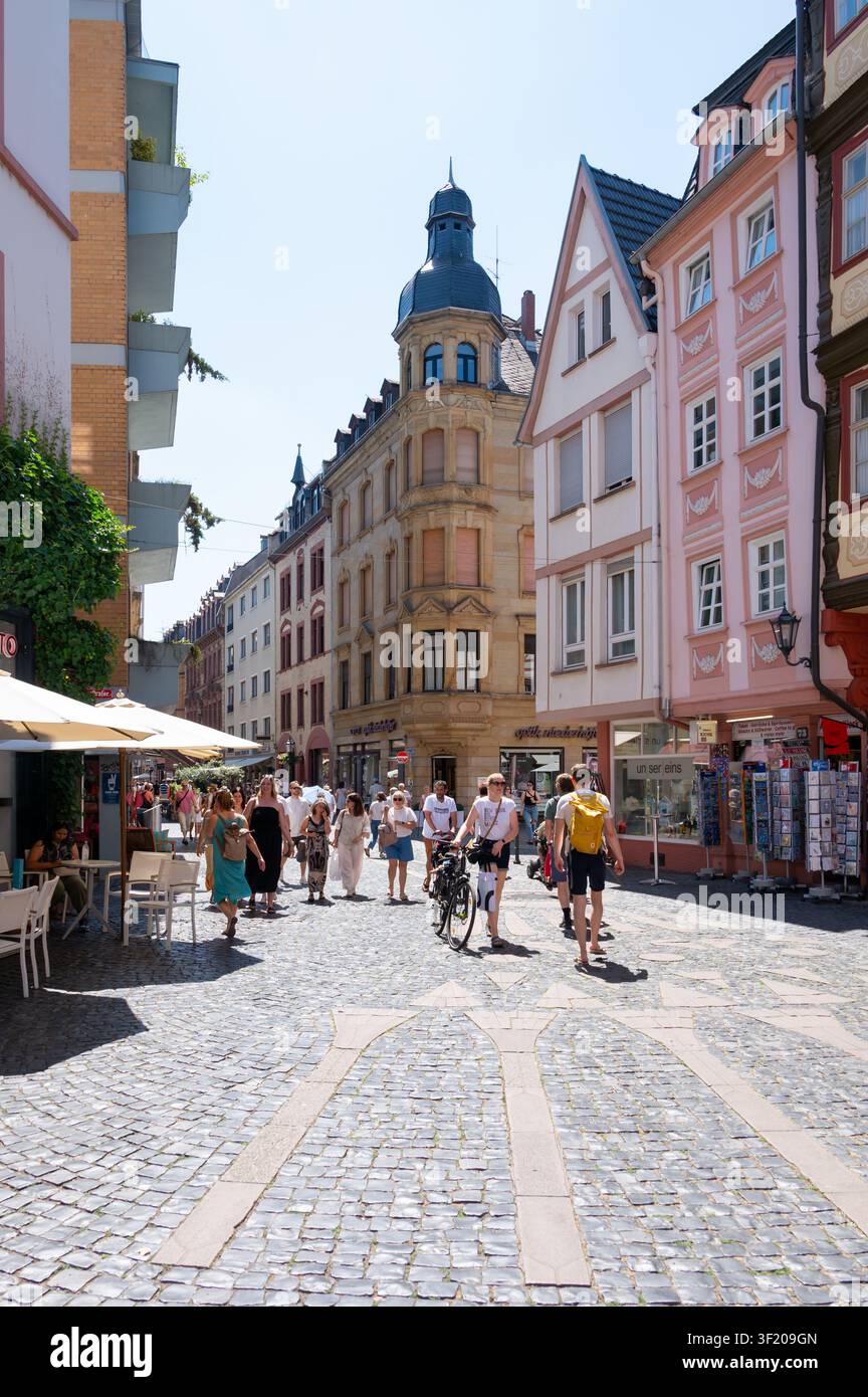 Magonza, Germania – 11 luglio 2026: i visitatori godono di negozi e caffè su Augustinerstrasse, Magonza. Foto Stock
