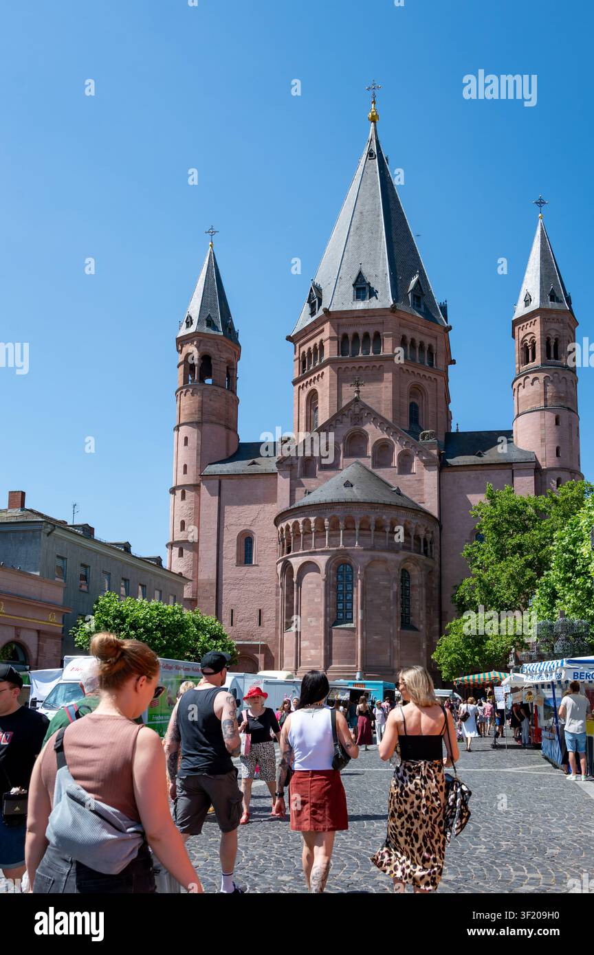 Magonza, Germania - 11 luglio 2026: Persone camminano intorno al mercato vicino al Duomo di Magonza in estate. Foto Stock