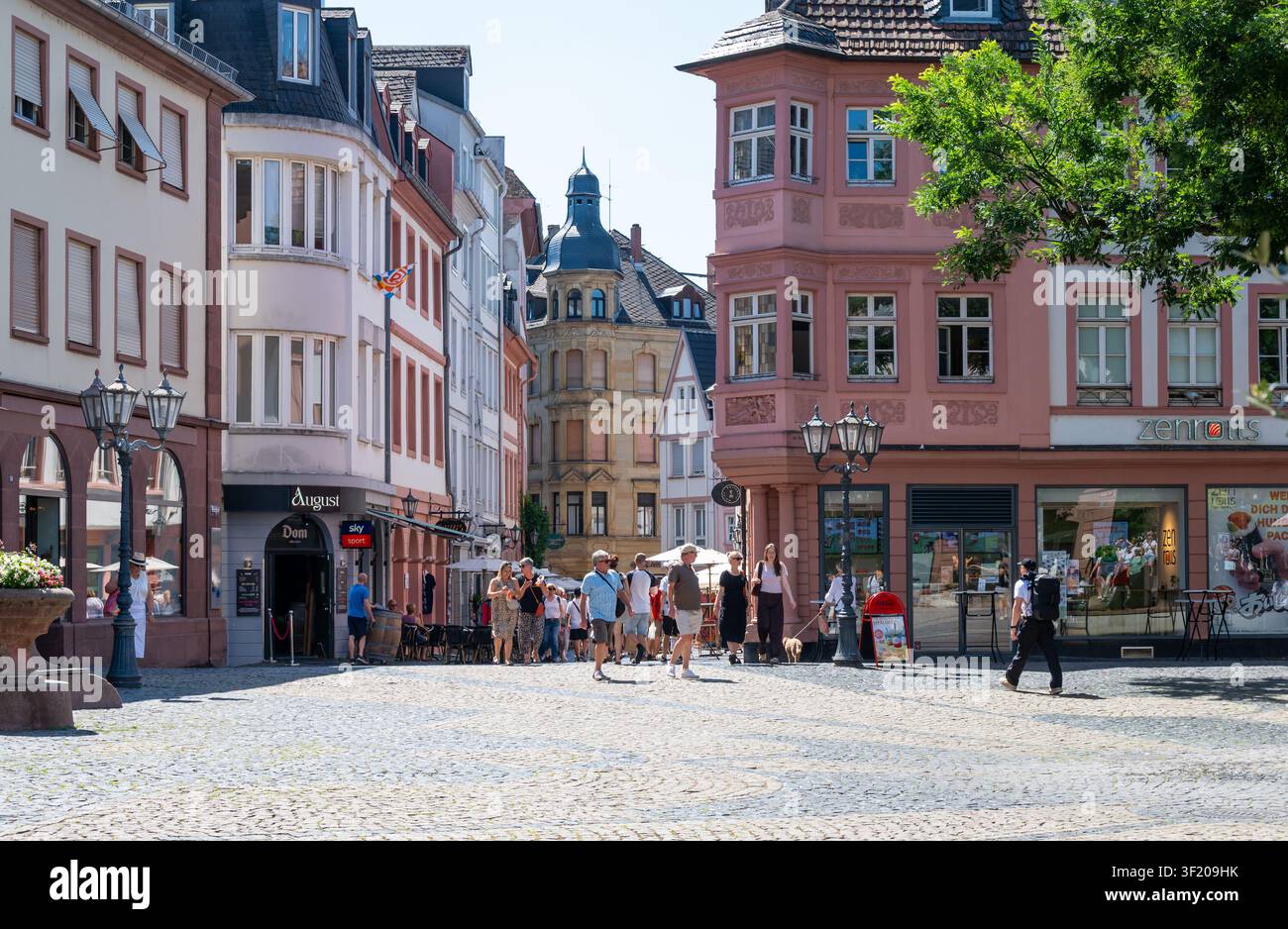 Magonza, Germania - 11 luglio 2026: Le persone camminano e socializzano nella piazza Leichhof di Magonza vicino alla cattedrale Foto Stock