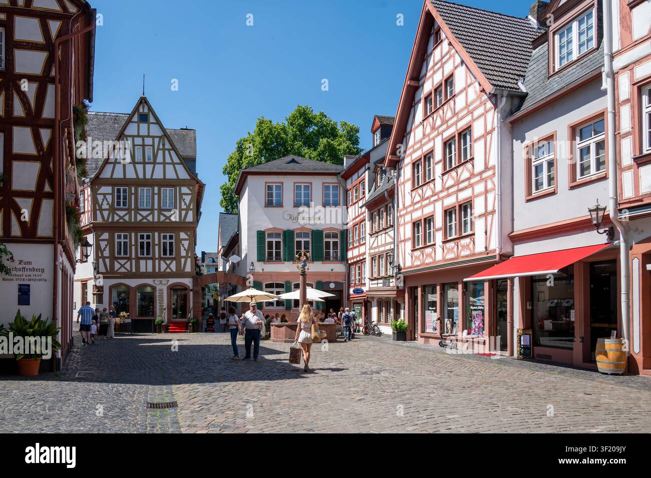 Mainz, Germania - 11 luglio 2026: Persone passeggiano lungo le strade acciottolate del Kirschgarten a Mainz Foto Stock