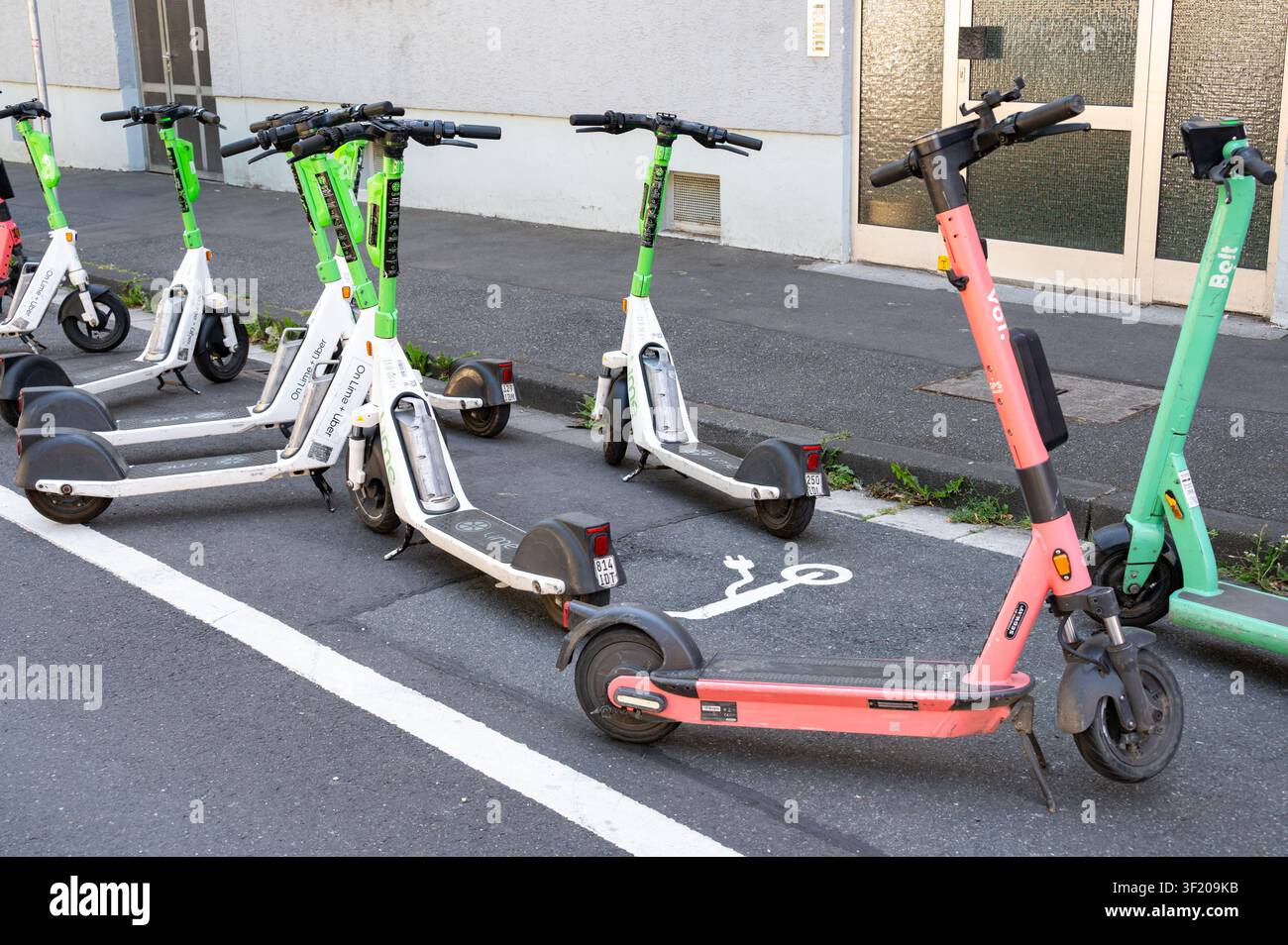 Magonza, Germania – 11 luglio 2026: Diversi monopattini elettrici sono parcheggiati sulla strada a Magonza. Foto Stock