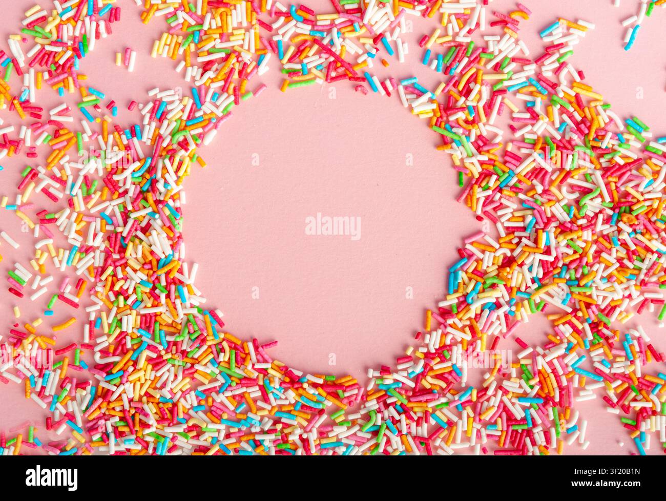 Sfondo a grana di caramelle, motivo a goccia arcobaleno, striscione a glassa dolce, Mockup Vermicelli piccoli con spazio per le copie per il testo Foto Stock