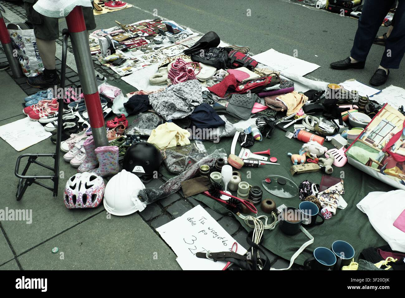 abiti usati e vari accessori a Hala Targowa la domenica, Cracovia, Polonia Foto Stock