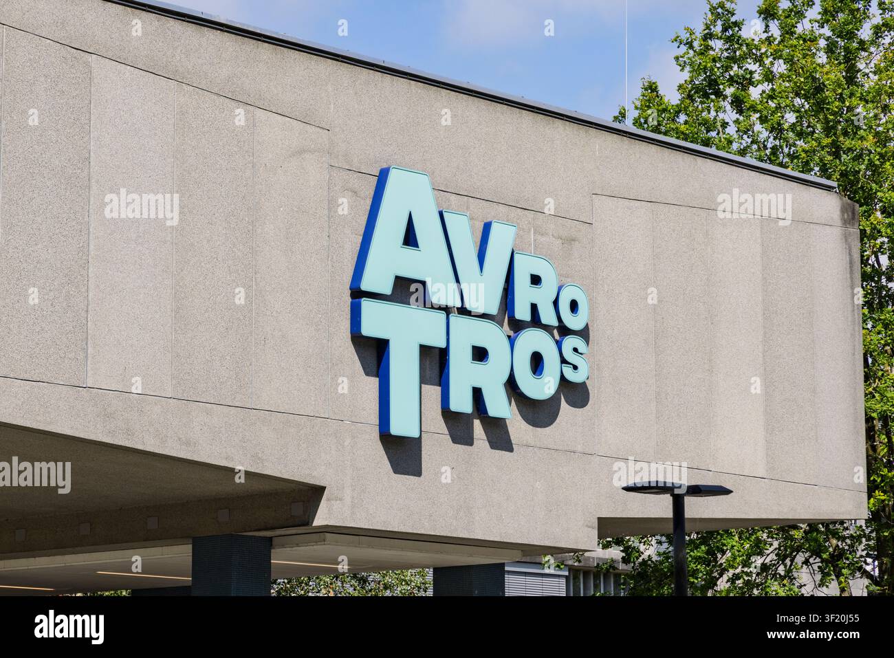 Hilversum, Paesi Bassi, 13 luglio 2026. Scatto dettagliato del logo turchese dell'associazione di radiodiffusione AVROTROS sul muro di cemento del loro edificio. Foto Stock