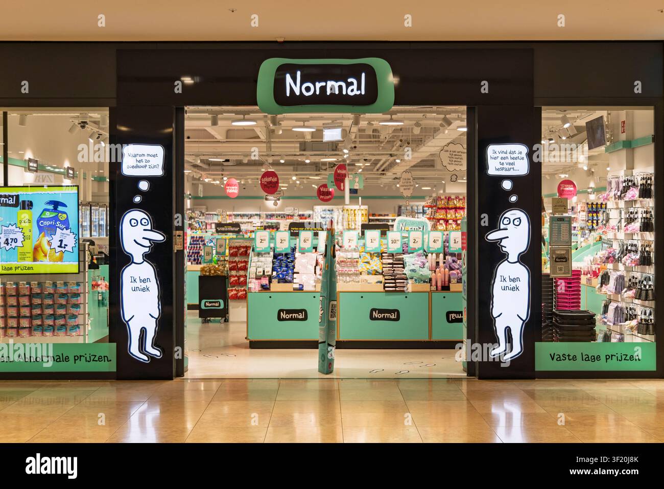Hilversum, Paesi Bassi, 13 luglio 2026. La vetrina di un negozio Normal, un rivenditore discount danese, all'interno del centro commerciale Hilvertshof. Foto Stock