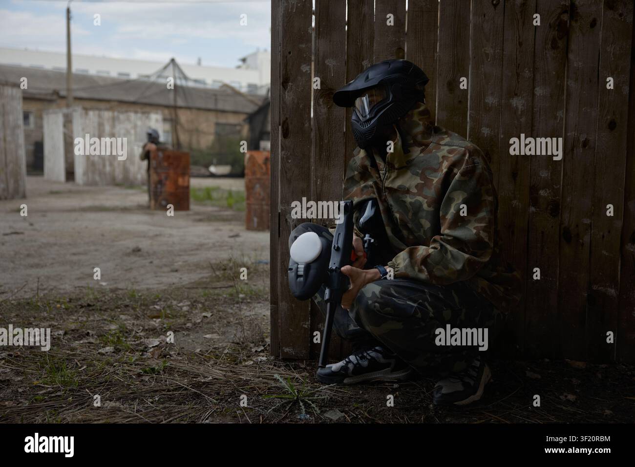 Il soldato assume una posizione difensiva dietro la copertura durante l'addestramento tattico con le armi Foto Stock