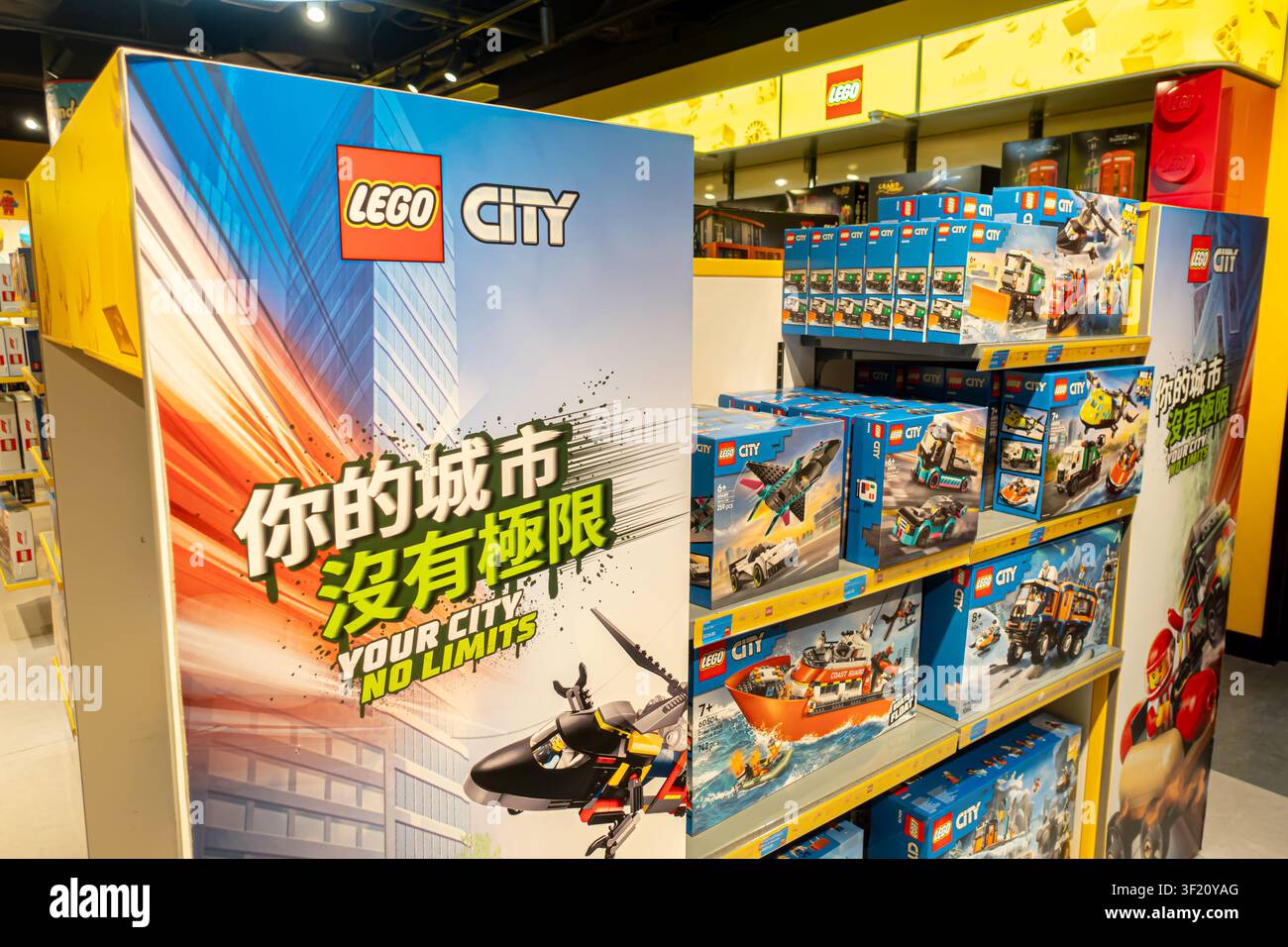 Set di costruzione LEGO City, inclusi veicoli a tema, in mostra a Legoland Hong Kong Foto Stock