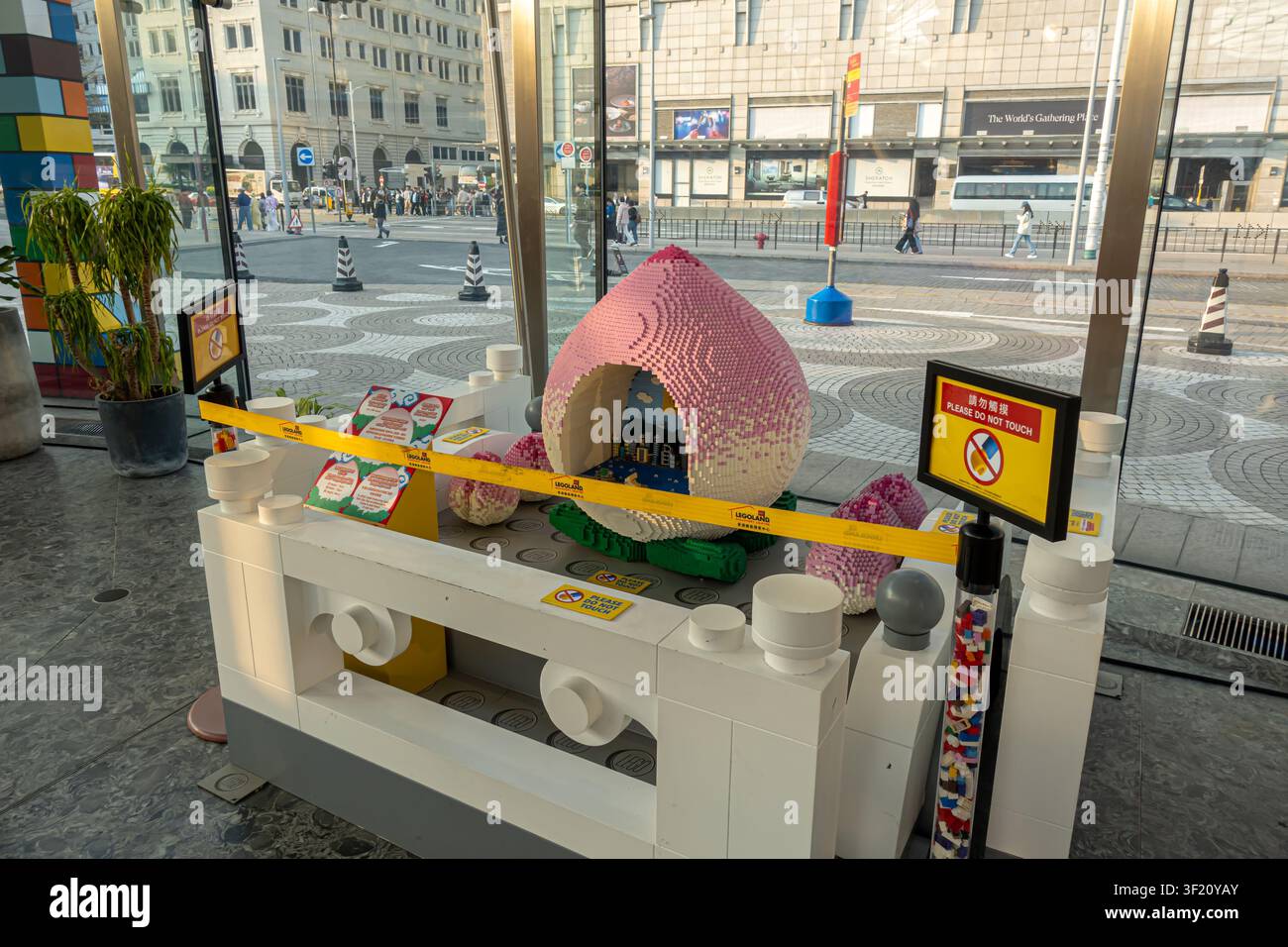 scultura di pesche Lego rosa e bianca, "ciuffo di longevità" o esposizione di pesche di longevità situata al LEGOLAND Discovery Centre, Hong Kong Foto Stock
