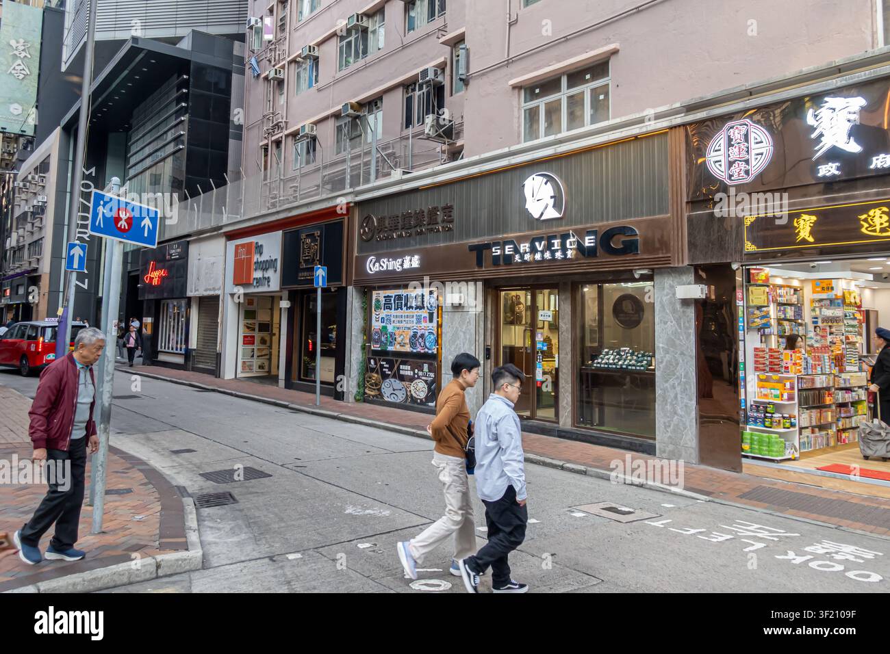 Lock Road, situata nel vivace quartiere commerciale di Tsim Sha Tsui, Kowloon, Hong Kong. Foto Stock