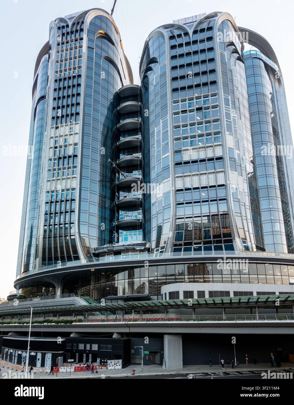 Centro Internazionale di Passaggio (IGC) Kowloon, Hong Kong, progettato da Zaha Hadid Architects, caratterizzato da un design fluido e interconnesso con curve a forma di petalo Foto Stock