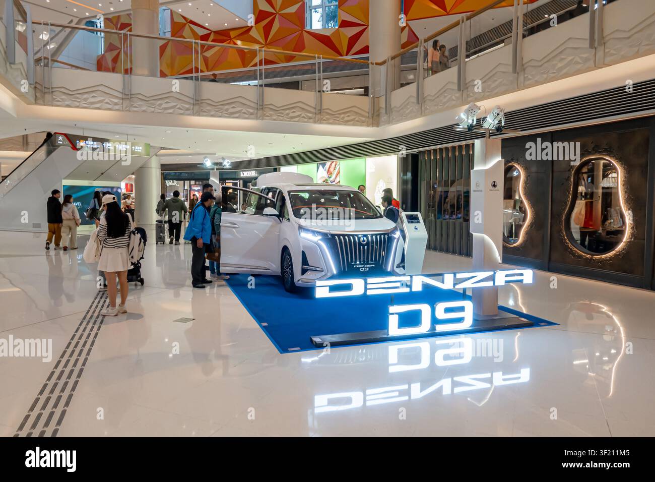 Denza D9, un veicolo elettrico multiuso (MPV) premium del marchio BYD, in mostra all'Elements Mall di Hong Kong Foto Stock