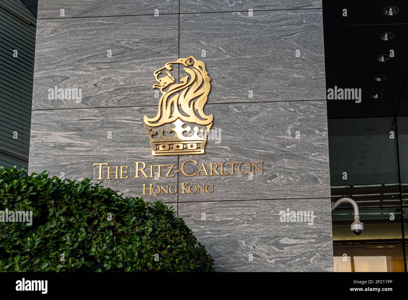 Insegna dell’hotel Ritz-Carlton di Hong Kong Foto Stock