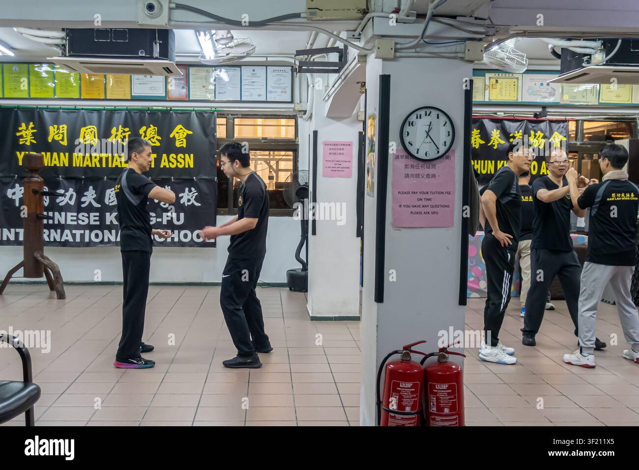 Sessione di allenamento al coperto presso l'Associazione di Arti Marziali Yip Man, una storica scuola di Wing Chun situata a Hong Kong Foto Stock