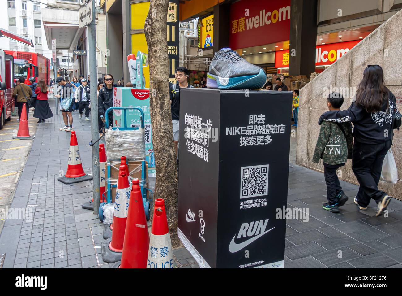 Installazione di marketing stradale, piedistallo che promuove la serie di scarpe da corsa Nike Vaporfly, Admiraltry, Hong Kong Foto Stock