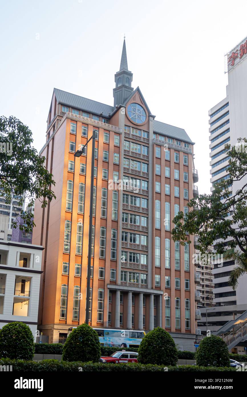 Edificio per uffici Asia a 14 piani della Chiesa di Gesù Cristo dei Santi degli Ultimi Giorni, distretto di Wan Chai a Hong Kong, con facciata in mattoni rossi Foto Stock