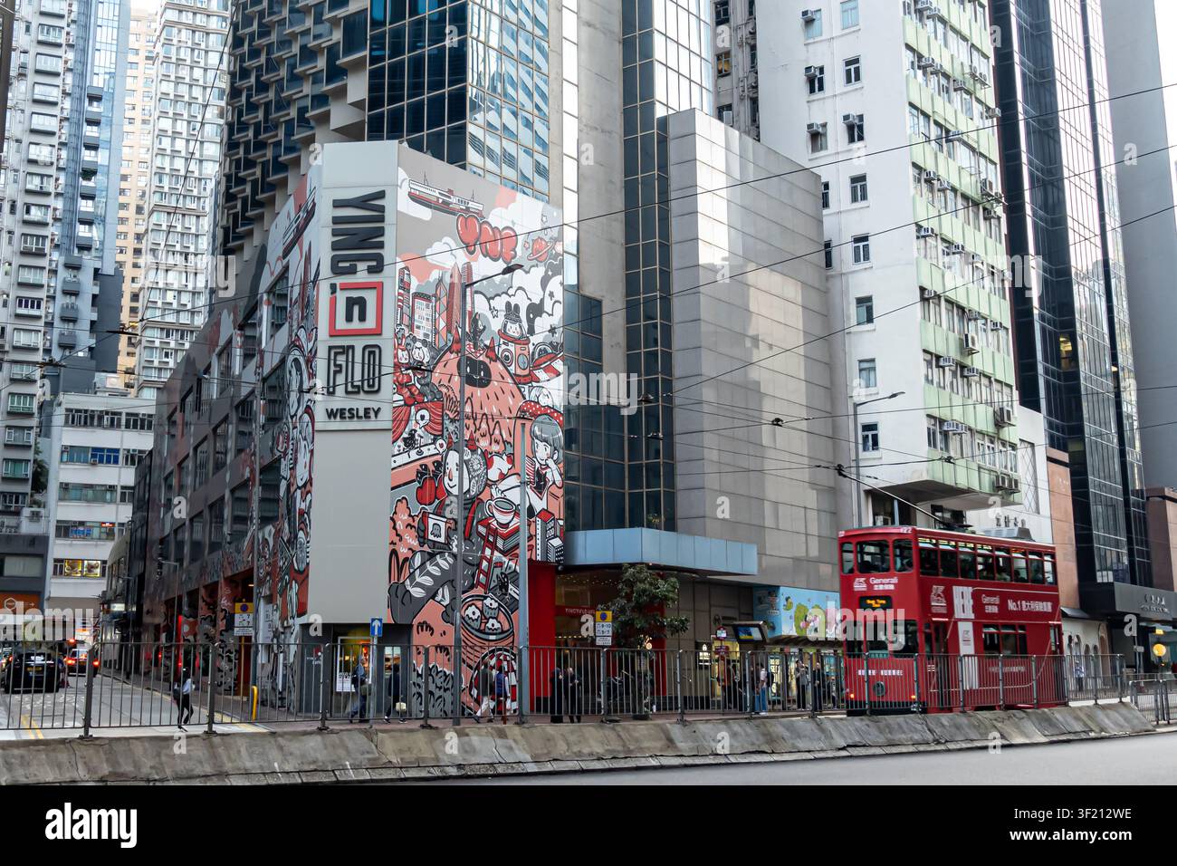 YING'nFLO, hotel Wesley Admiralty situato a Hong Kong, riconosciuto per il suo murale esterno vivace e la sua posizione centrale Foto Stock