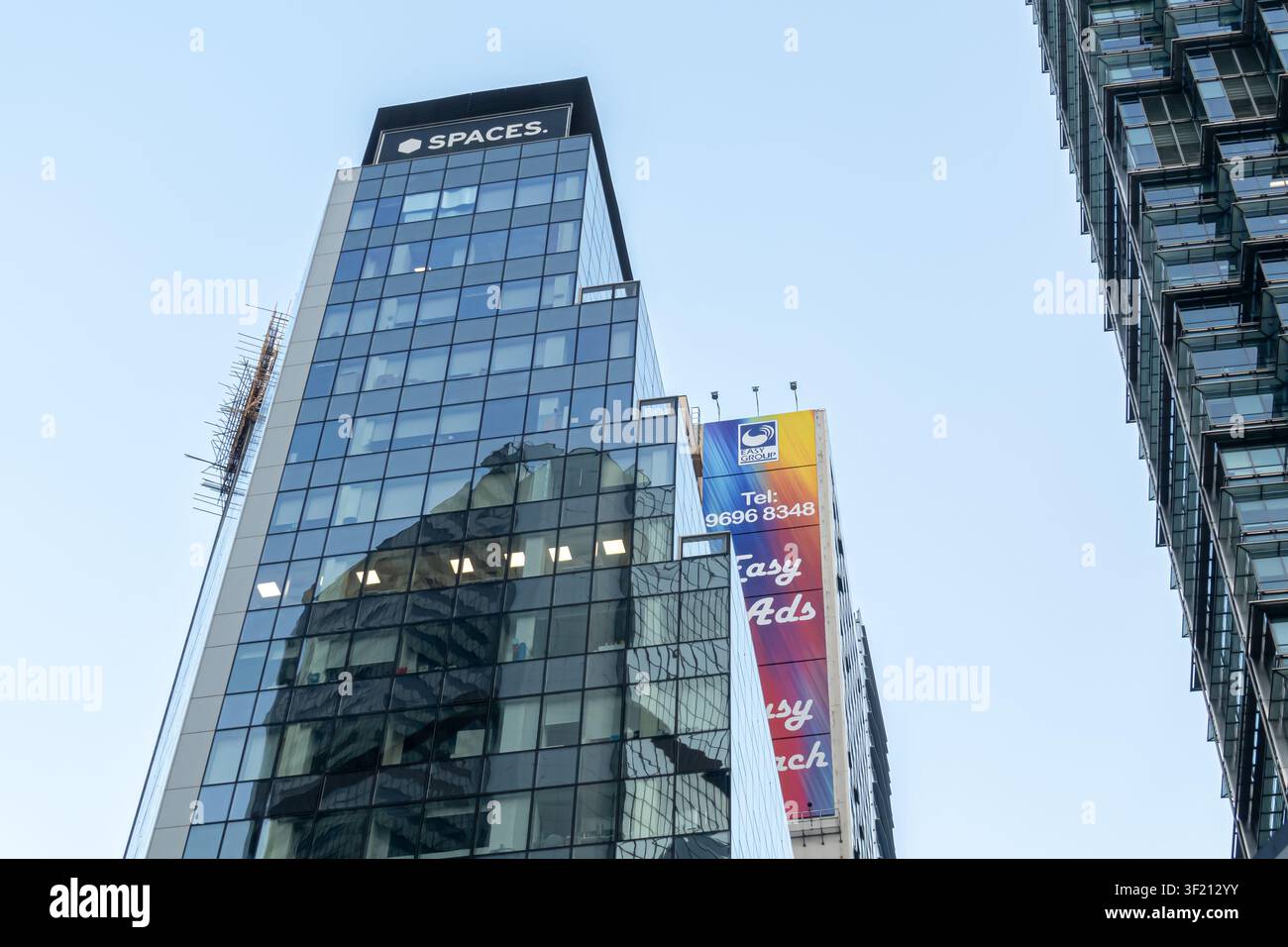 Edificio per coworking e ufficio flessibile gestito da Spaces, un marchio globale noto per i suoi spazi di lavoro creativi. Admiralty, Hong Kong Foto Stock
