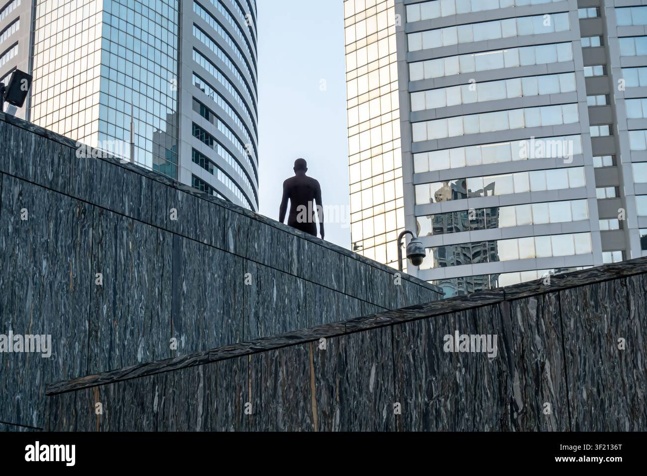 Giardino sul tetto dell’Asia Society Hong Kong Center ad Admiralty, con la scultura Lost City No. 52, creata dall’artista Vaan Ip nel 2017 Foto Stock