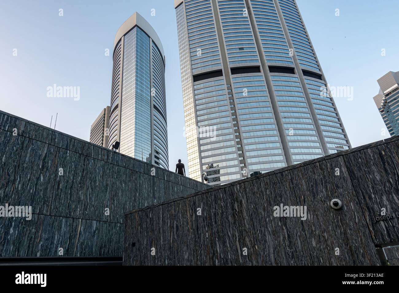 Giardino sul tetto dell’Asia Society Hong Kong Center ad Admiralty, con la scultura Lost City No. 52, creata dall’artista Vaan Ip nel 2017 Foto Stock