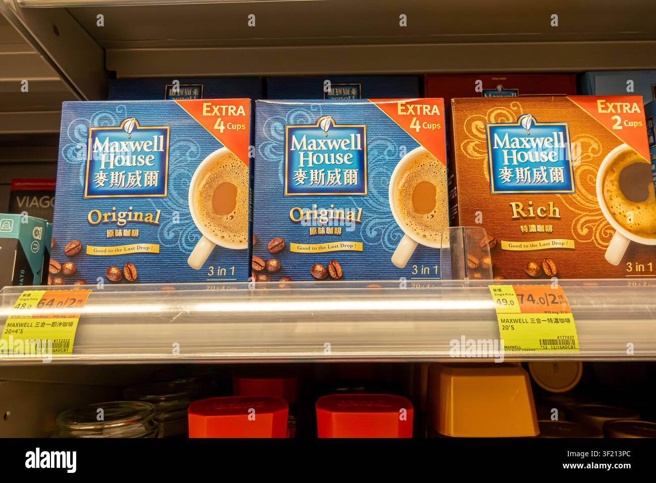 Mescole di caffè istantaneo 3-in-1 Maxwell House nei gusti Originale e Ricco, confezione con testo in inglese e cinese. Supermercato di Hong Kong Foto Stock