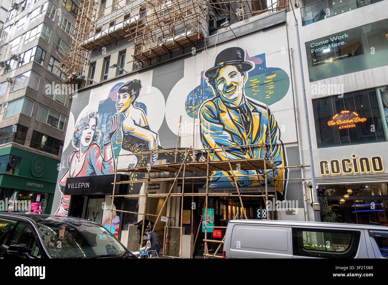 Murale di stelle iconiche del cinema hollywoodiano dell'artista Rob Sketcherman sulla facciata del Madera Hollywood Hotel su Hollywood Road a Central, Hong Kong Foto Stock