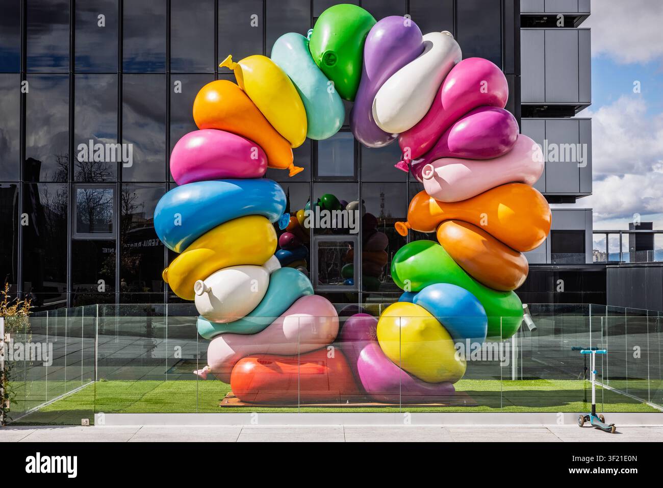 16 marzo 2025, Madrid, Spagna: Scultura contemporanea colorata esposta all'esterno di un moderno edificio per uffici Foto Stock