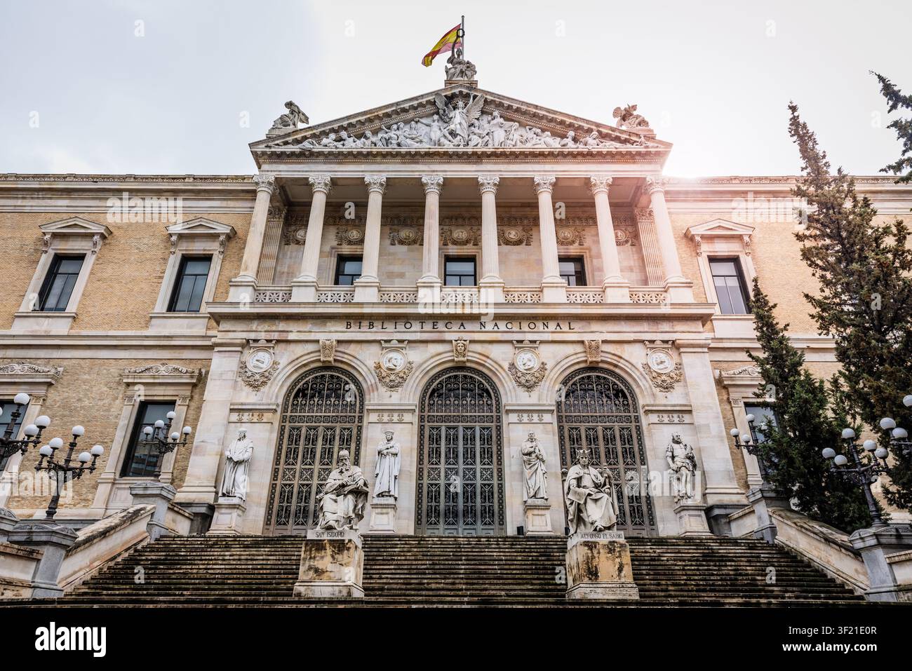 Facciata principale e scala della Biblioteca Nazionale di Spagna a Madrid Foto Stock