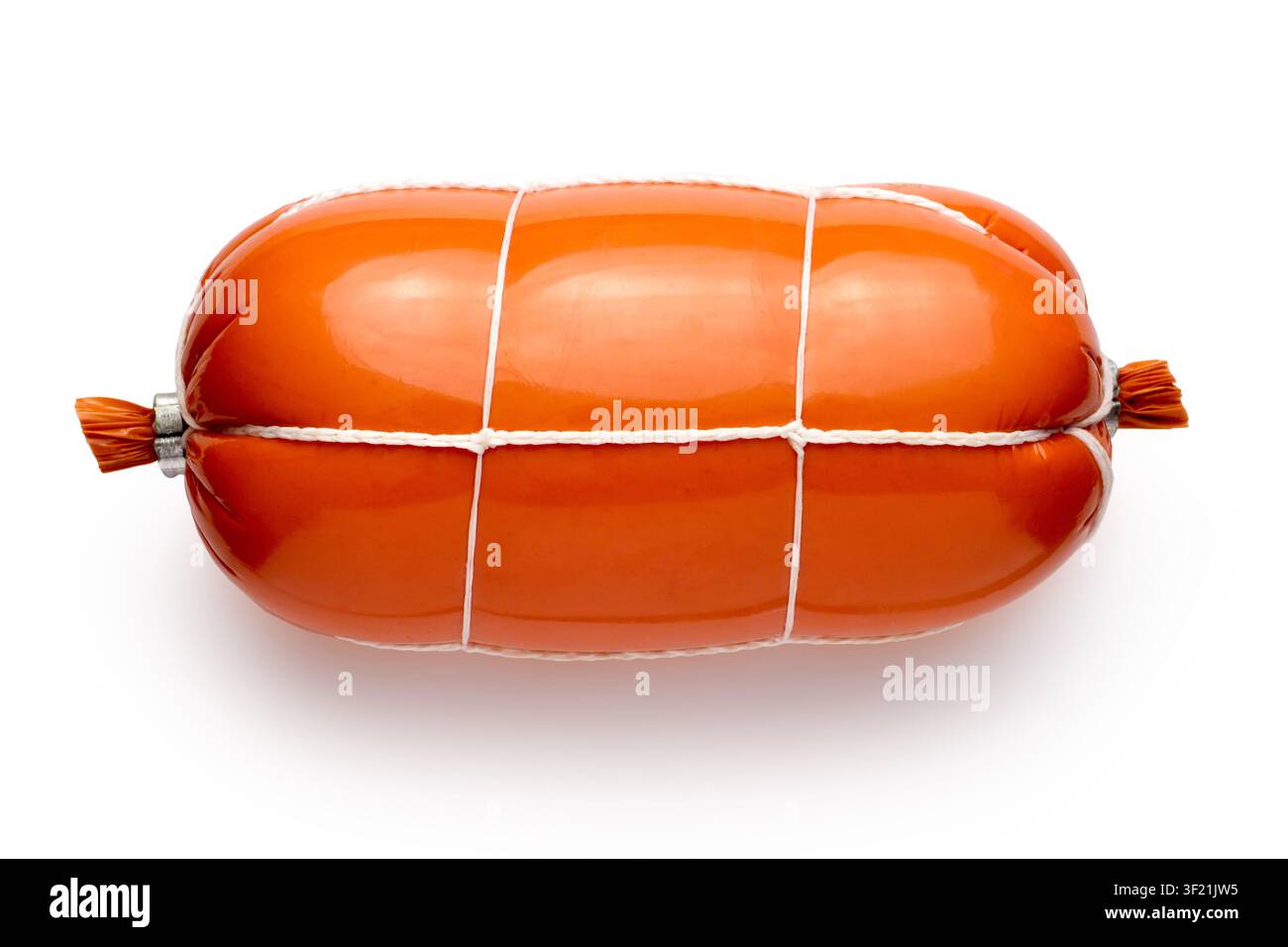 Salsiccia bollita su sfondo bianco. Primo piano di salsiccia bollita intera. Foto Stock