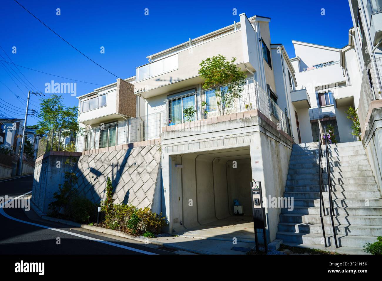 Un edificio residenziale moderno con un garage in una giornata di sole. Foto Stock