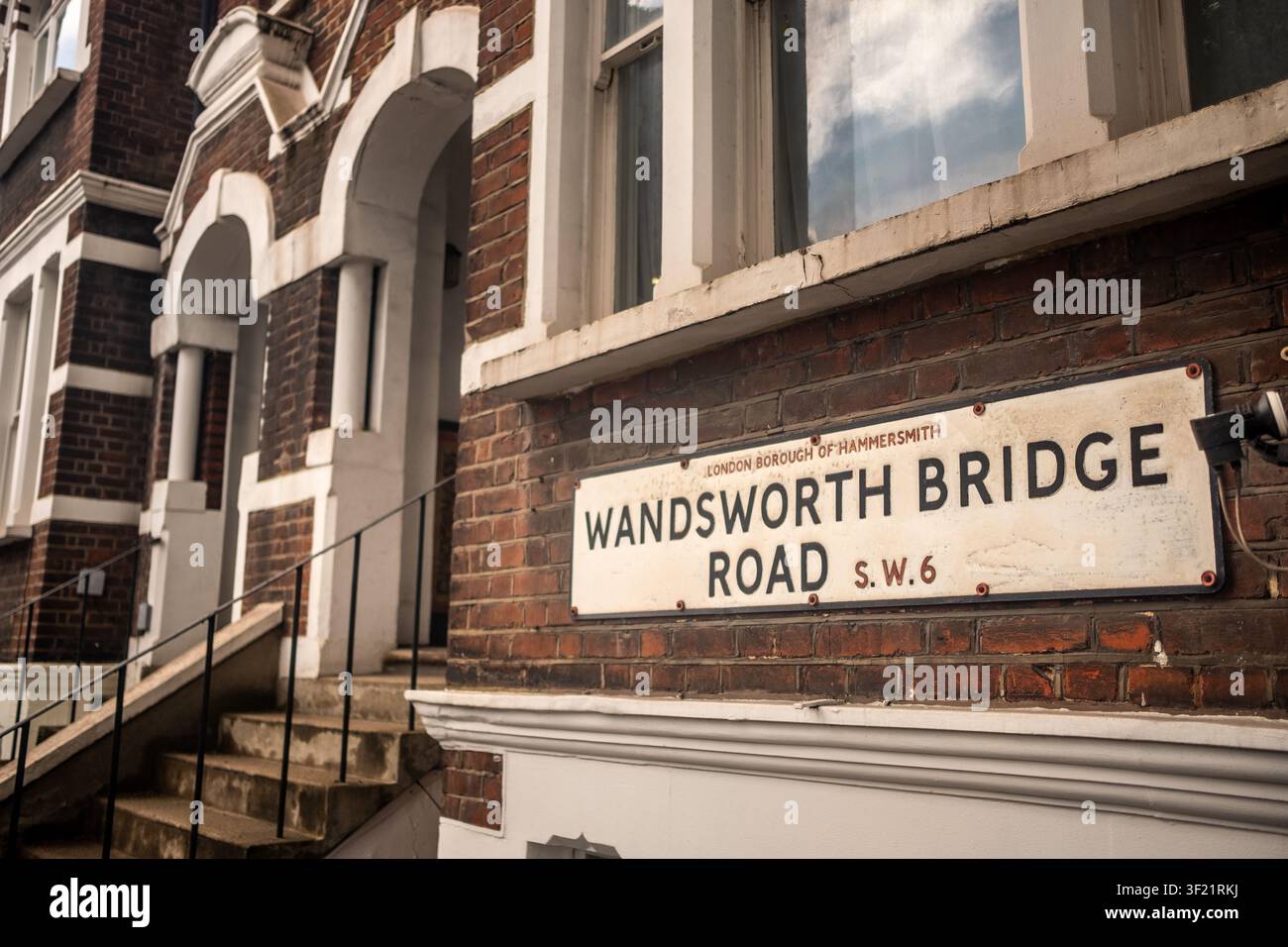 LONDRA - 19 MAGGIO 2026: Insegna stradale Wandsworth Bridge Road – Insegna stradale classica di Londra nel SW6, Fulham. Foto Stock